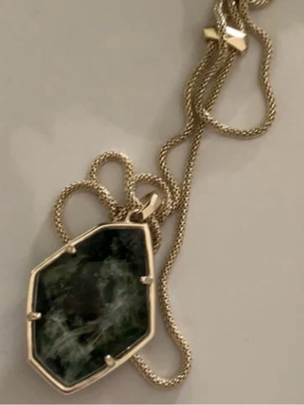 NWOT Kendra Scott Kalani Sage Mica Penadnt Gold tone Necklace